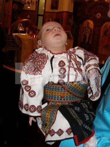 Premieră mondială: Primul bebeluş botezat în costum popular bucovinean