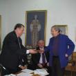 Presedintele Dumitru Cucu inmanandu-i premiul de excelenta poetului Ion Beldeanu