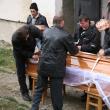 Siret: Panică, acuzaţii şi lacrimi la înmormântarea bărbatului răpus de gripa nouă
