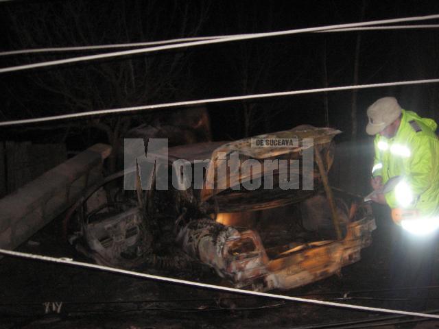 Maşina a rupt un stâlp de beton, după care a ars ca o torţă