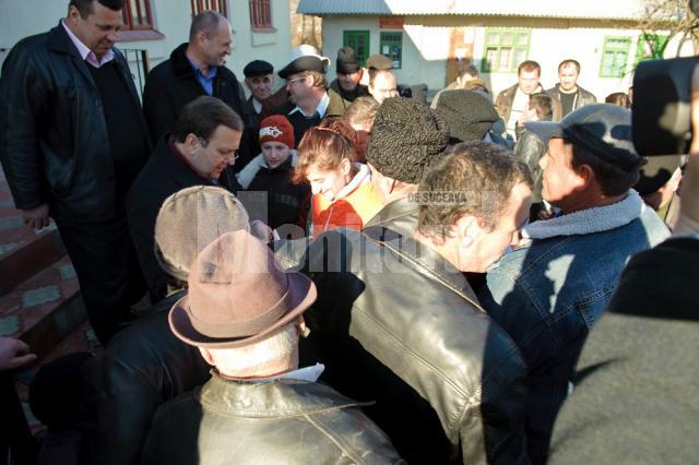 Campanie: Alegătorii din zona Fălticeni şi-au declarat susţinerea pentru Traian Băsescu
