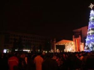 Mii de suceveni au participat la aprinderea luminilor de sărbătoare în brad şi în tot oraşul