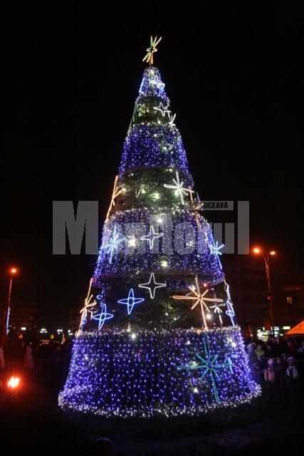 Bucurie: Luminile de sărbătoare, aprinse în bradul de Crăciun din centrul Sucevei