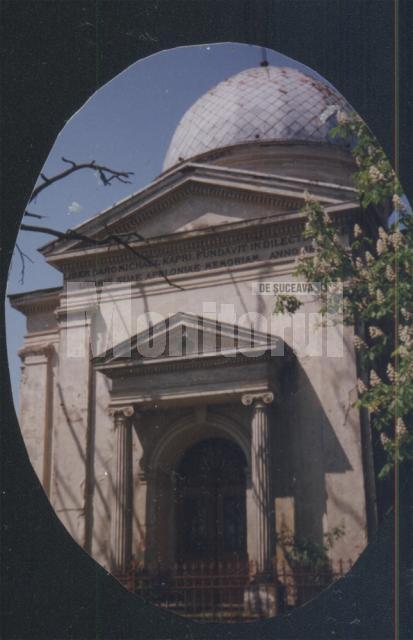 Capela Kapri din Şerbăuţi, când încă mai păstra inscripţia de pe fronton