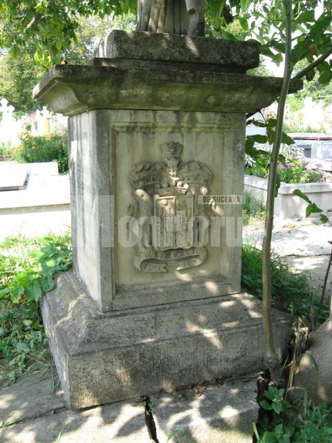 Blazonul nobiliar al familiei Kapri de pe monumentul funerar din cimitirul Sf. Simion din Suceava