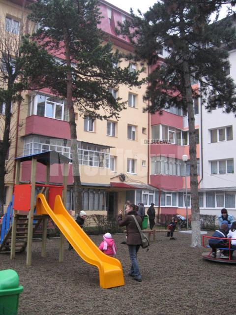 Bucuria copiilor: Un nou loc de joacă, inaugurat în cartierul George Enescu