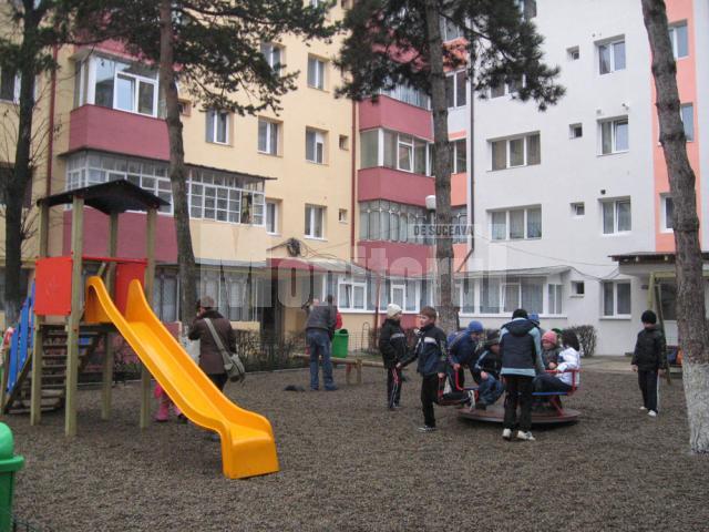 Bucuria copiilor: Un nou loc de joacă, inaugurat în cartierul George Enescu