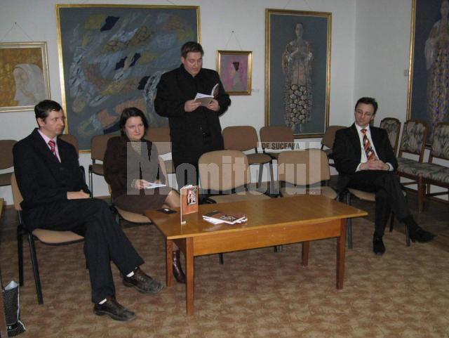 Catalin Alexandru Chifan, Emanuela Ilie, Alexandru Ovidiu Vintila si directorul bibliotecii, Gabriel Carabus