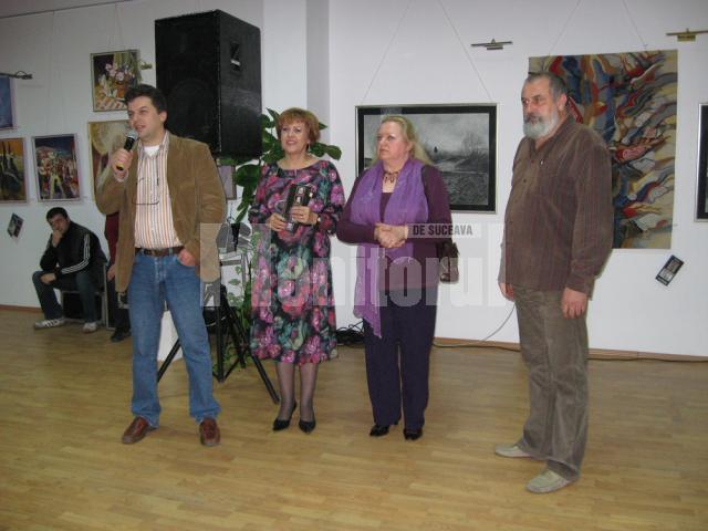 Mircea Petrariu, directorul centrului comercial, subprefectul Angela Zarojanu si artistii plastici Lucia Puscasu si Niculai Morosan