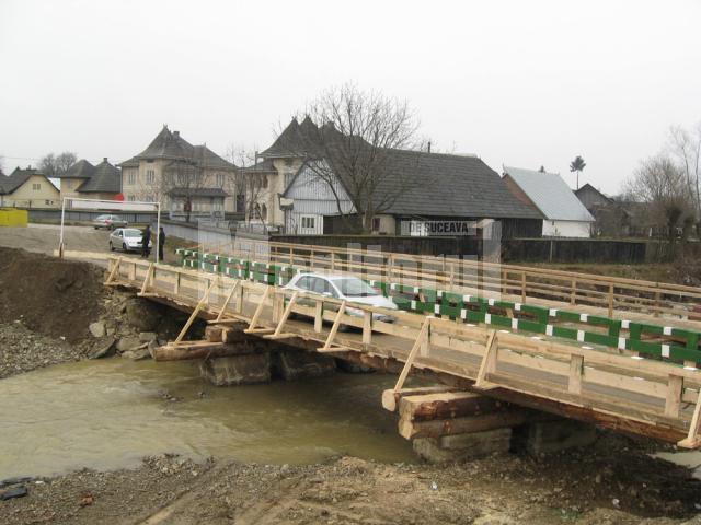 Podul de lemn de peste râul Suceviţa a fost construit într-o singură zi