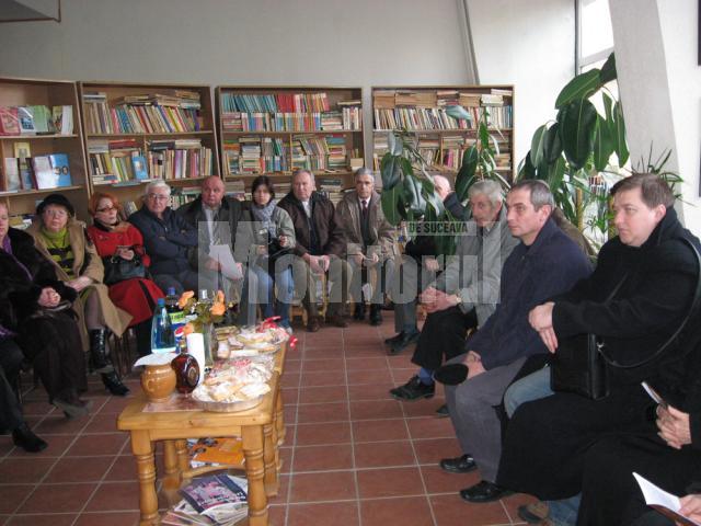 Participanţi la manifestarea „Scriitorul citeşte”