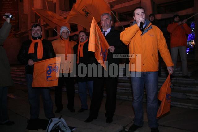 În centrul Sucevei, PD-L-iştii au sărbătorit victoria lui Traian Băsescu