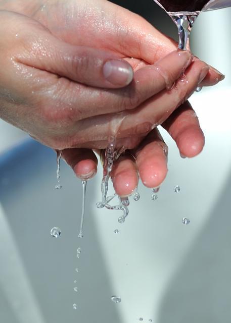 Spălatul pe mâini este cea mai bună metodă de a evita contractarea unei infecţii sau răspândirea unei boli. Foto: William STADLER