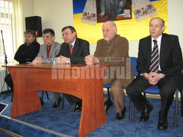La sediul UUR - Tinutul Bucovina - Daniel Hrenciuc, Valeri Karbashevskiy, Ex. Sa Yurii Verbytski, Ioan Bodnar si Volodymir Antoficiuk
