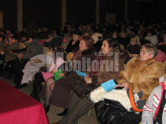 Spectatori la seara culturala organizata de Asociatia Culturala Sf. Mitropolit Dosoftei