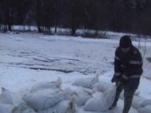 Probleme cu vremea: Alertă la Vatra Dornei, după ce râul Bistriţa s-a revărsat spre trei case