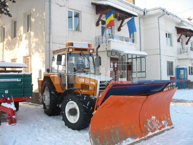 Primăria Dărmăneşti a achiziţionat un tractor dotat cu plug şi sărăriţă