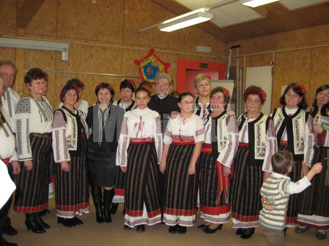 Grupul din Bogdăneşti, împreună cu preotul Diaconu şi Maria Ciobanu, ambasador extraordinar şi plenipotenţiar