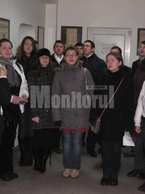 În ajun de sărbători: Redacţia Monitorul de Suceava, colindată de Grupul de tineri „Voces Christianum”