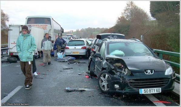 Autocarul care îi transporta spre România a fost implicat, duminică dimineaţă, într-un accident în lanţ, pe autostrada A64 din Franţa. Foto: Patrick BERNIERE