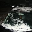 “Cadou” de Ajun: Zăpada căzută de pe acoperiş i-a distrus maşina