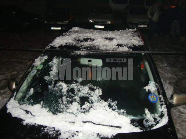 “Cadou” de Ajun: Zăpada căzută de pe acoperiş i-a distrus maşina