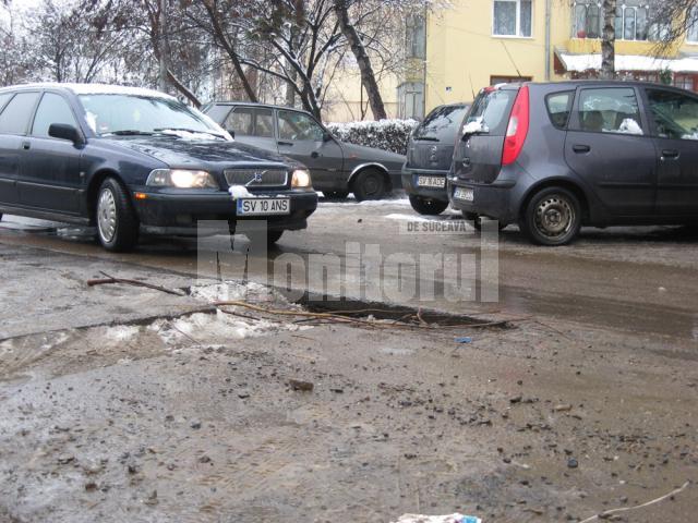 Capcană în asfalt, în spatele fostului magazin Bucovina