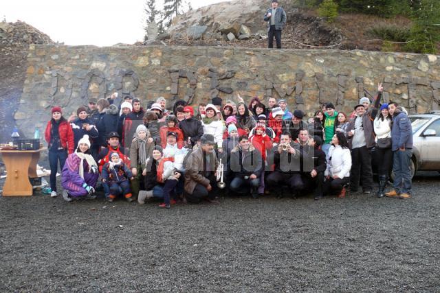 Grupul de turişti care au petrecut Crăciunul la pensiunea „Dor de munte”