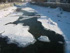 Formaţiunile de gheaţă vor avea intensităţi variabile pe râurile din zona de munte în primele 2 luni