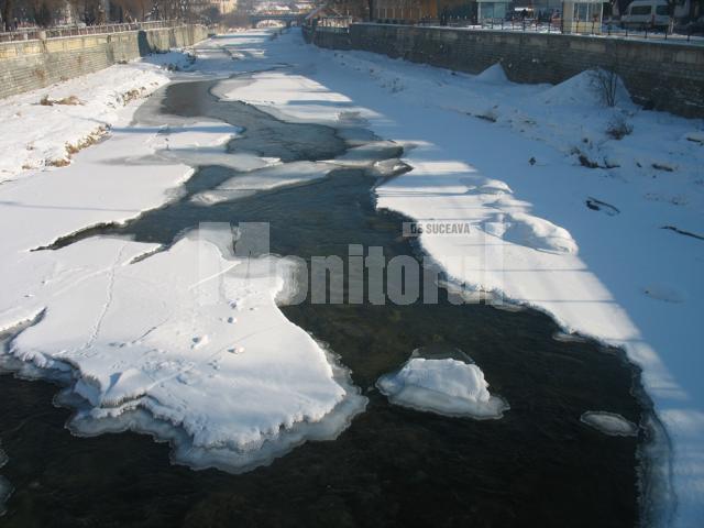 Formaţiunile de gheaţă vor avea intensităţi variabile pe râurile din zona de munte în primele 2 luni