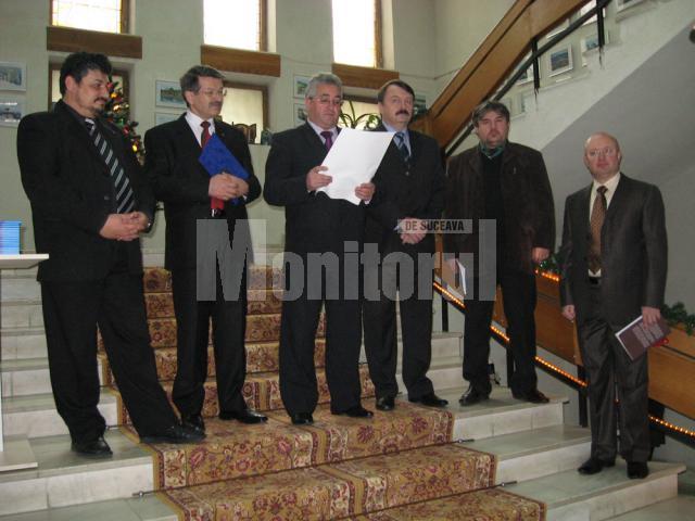 Primarul Ion Lungu dând citire Peotocolului adunării generale de constituire a Societăţii Muzeul din Suceava