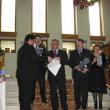 Directorul Constantin Emil Ursu înmânându-i primarului Ion Lungu diploma şi medalia aniversară