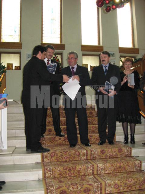 Directorul Constantin Emil Ursu înmânându-i primarului Ion Lungu diploma şi medalia aniversară