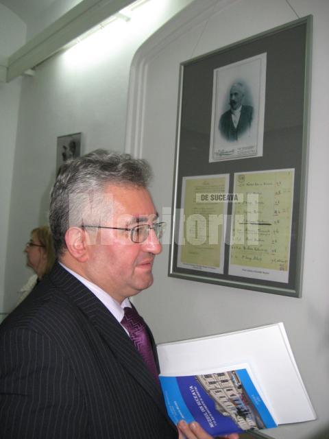 Primarul Ion Lungu vizitând expoziţia