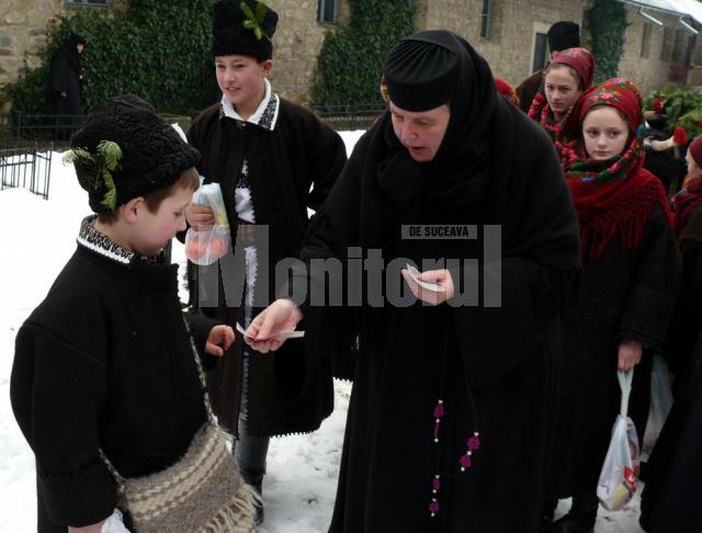 Copii rasplatiti pentru urat