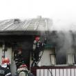 Intervenţia rapidă a celor două maşini de pompieri a făcut ca flăcările să nu cuprindă toată casa