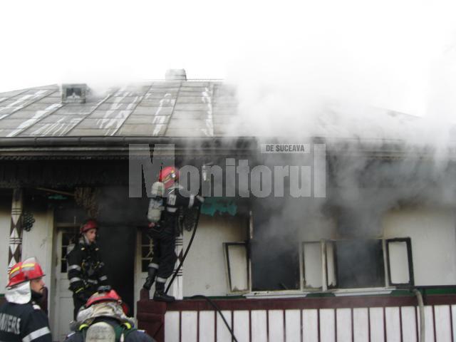 Intervenţia rapidă a celor două maşini de pompieri a făcut ca flăcările să nu cuprindă toată casa