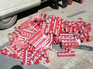 Ţigări de contrabandă cu direcţia Botoşani, confiscate la Siret