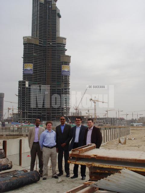 Cristian Gavrilescu, al doilea din dreapta, alături de alţi colegi arhitecţi, în timpul unui „stagiu” în Dubai
