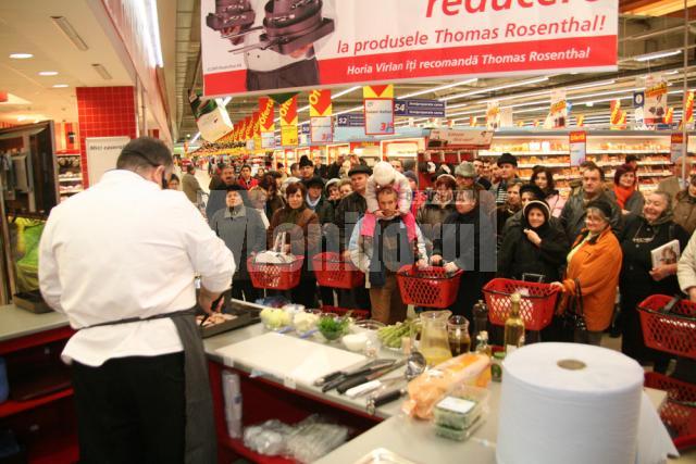 Hipermarketul Real: Zeci de suceveni, prezenţi ieri la întâlnirea cu maestrul bucătar Horia Vîrlan