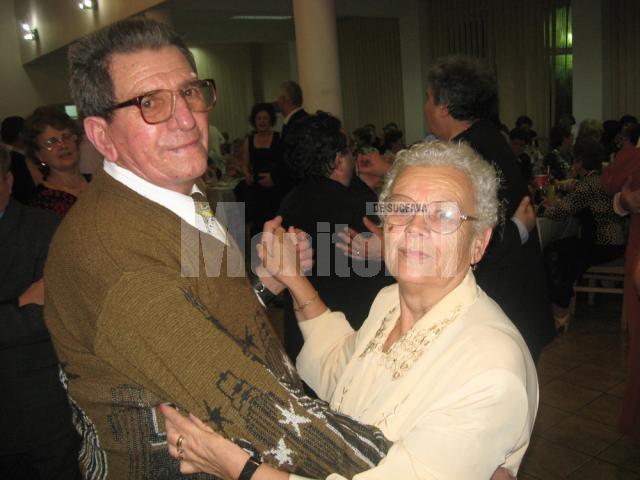 Deşi sunt trecuţi de 75 de ani, soţii Popoviciuc nu ratează nici o petrecere