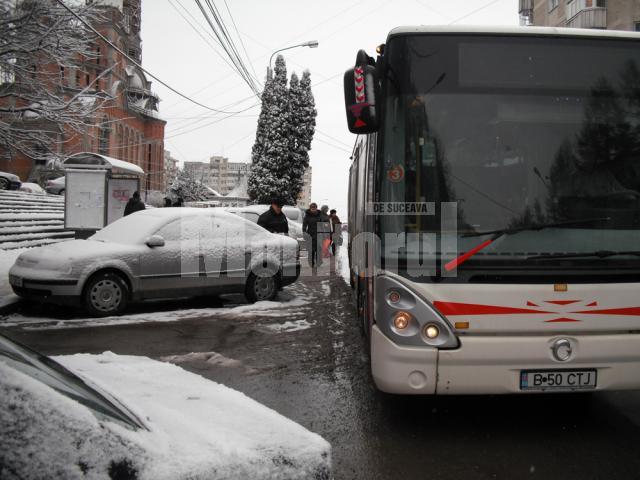 Din cauza maşinilor parcate în staţie, autobuzele trebuie să oprească în stradă