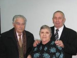 Vasile Pînzariu împreună cu soţia şi colegul de detenţie politică de la Gherla, Filaret Toma