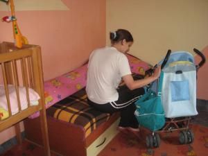 Tânăra a găsit sprijin şi adăpost la Centrul Maternal din Suceava