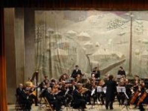 Orchestra Filarmonicii de Stat Botoşani, condusă de dirijorul Alfonso Saura
