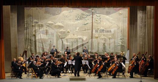 Orchestra Filarmonicii de Stat Botoşani, condusă de dirijorul Alfonso Saura