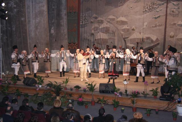 La minus 22 de grade: Sute de oameni au cântat şi au dansat Hora Unirii, în centrul Sucevei
