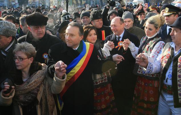 Băsescu s-a prins în Hora Unirii alături de celelalte oficialităţi administrative şi politice prezente, ieri, la Iaşi. Foto: MEDIAFAX