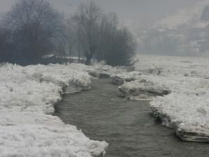 Zăporul format pe râu măsoară şapte kilometri. Foto: MEDIAFAX