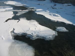 Pericol: Pod de gheaţă de un kilometru pe Bistriţa în zona Gheorghiţeni - Rusca